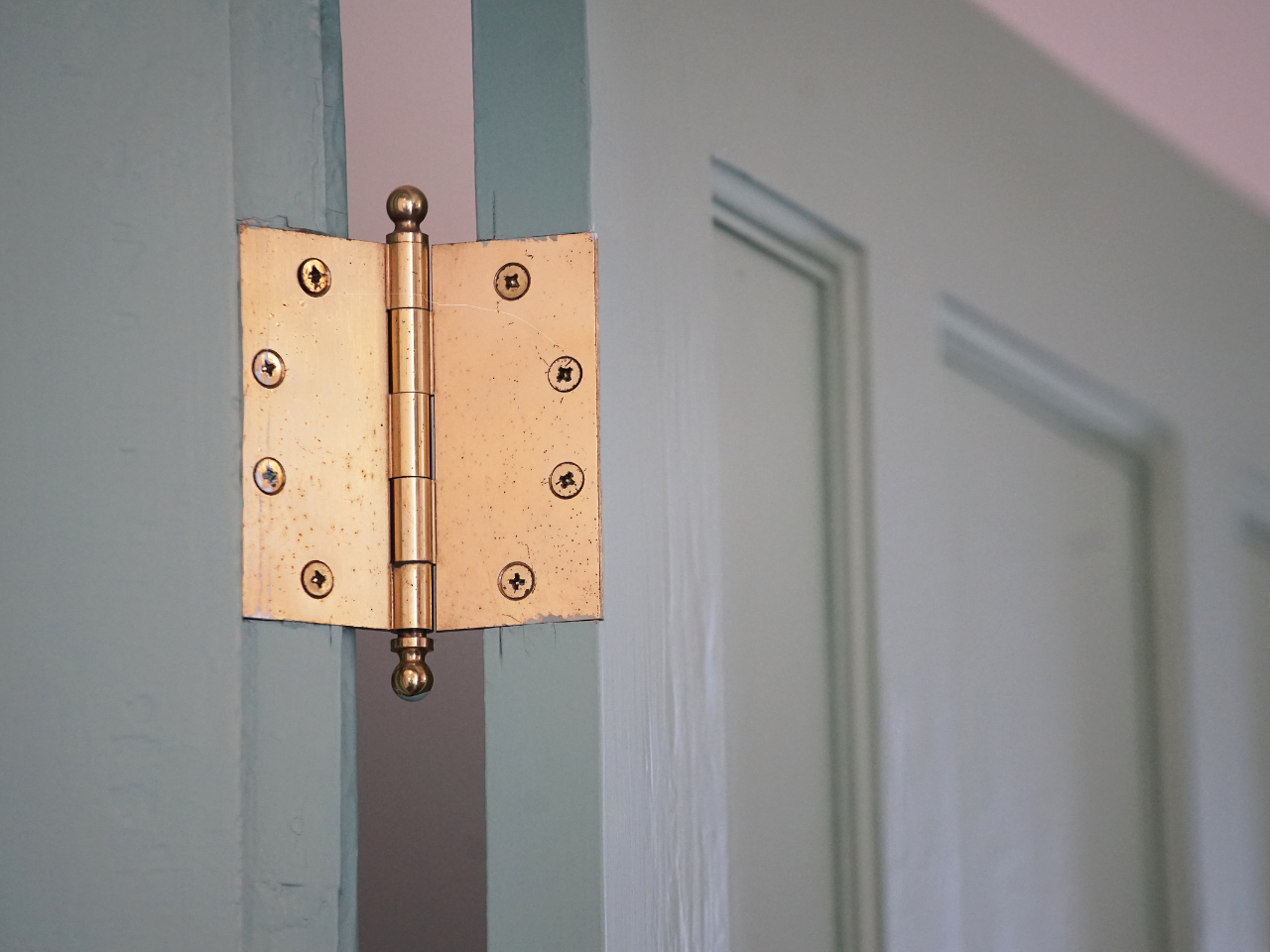 Surface-mounted hinge for kitchen cabinets
